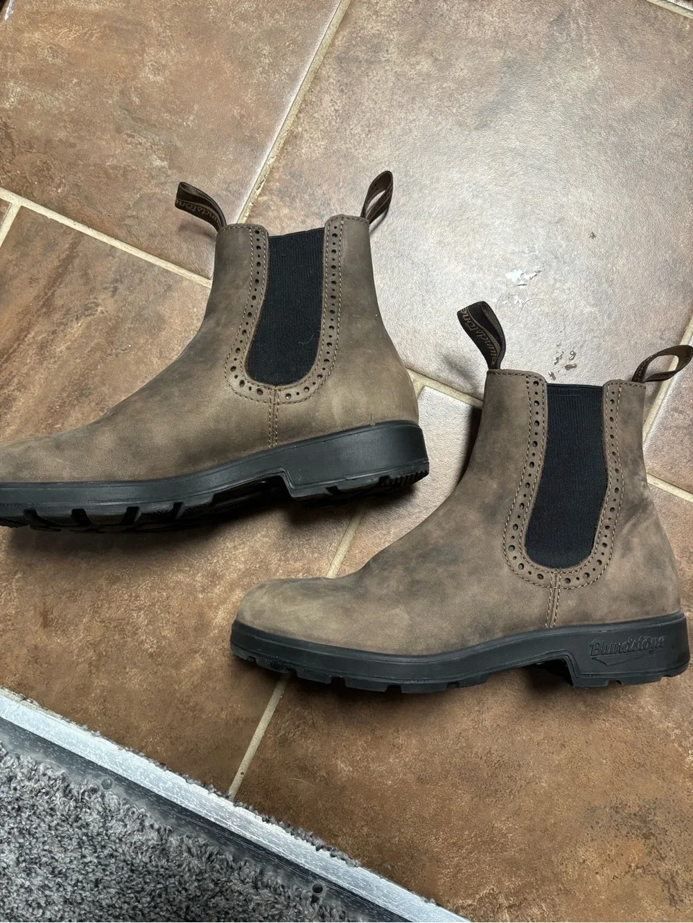 Blundstone Chukka Boots in Dark Brown Leather - Picture 2 of 8